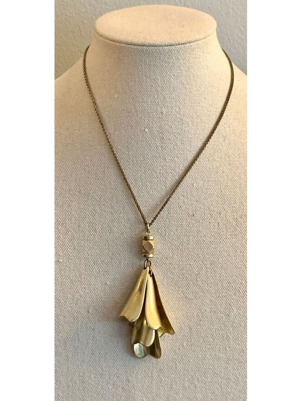 Vintage Elegant Gold-Tone Statement Pendant Necklace with Unique Fan Design